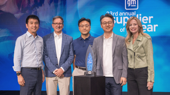 최근 미국 애리조나주에서 열린 제네럴모터스(GM) '제33회 올해의 공급사 시상식'에서 은석현(왼쪽 네번째) LG전자 VS사업본부장 부사장, 오해진(왼쪽 세 번째) VS북미법인장 상무 등이 크리스틴 토스 GM 전장부품·소프트웨어·커넥티비티 구매 총괄(왼쪽 다섯 번째)과 기념사진을 찍고 있다. LG전자 제공